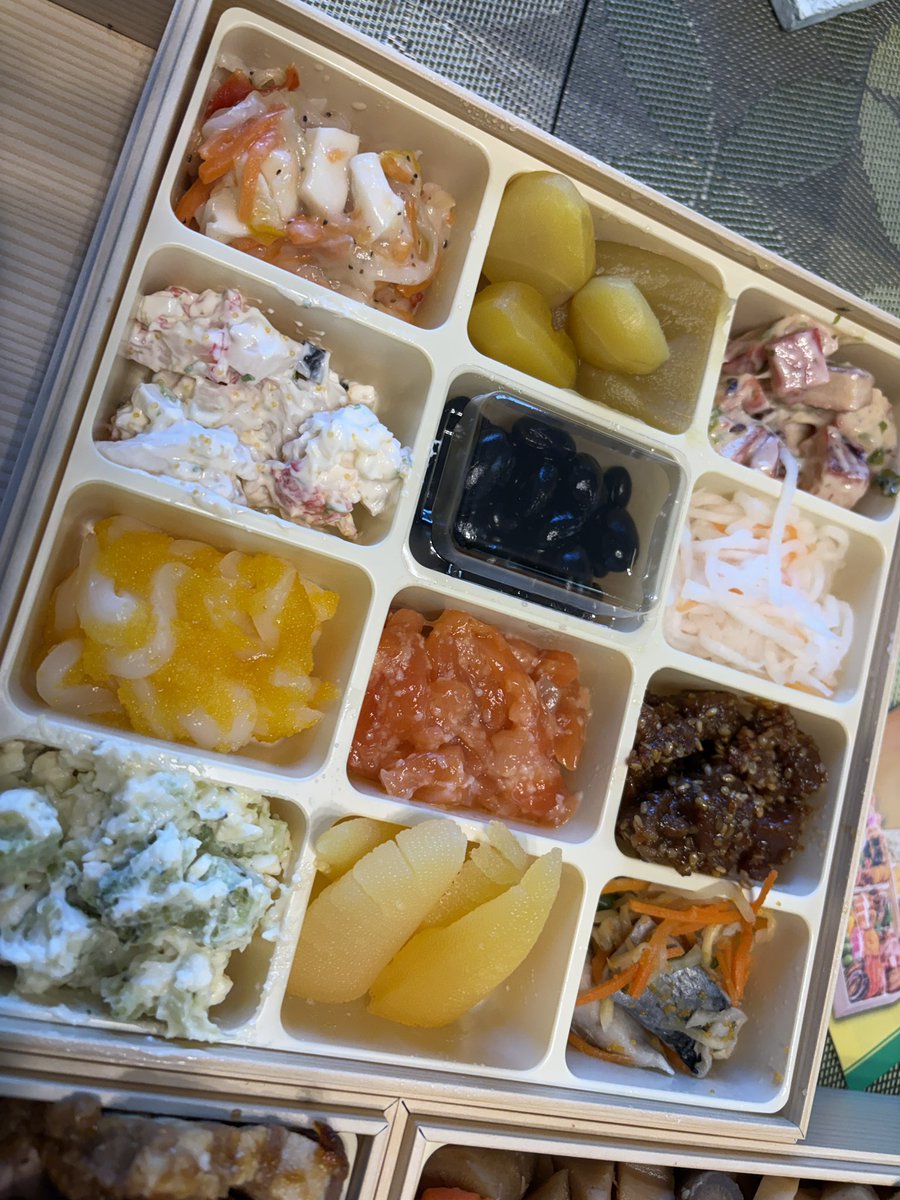 shingo_DRI's tweet photo. 毎年親から送られてくるお節料理を食べながら「今年も始まったなぁ」と思う最近のお正月。

しっかり一年分寝溜めするぞ！！
意味が無いと言われますが気分的にはそれで3月までは乗り切れます。

今年もよろしくお願いします。 https://t.co/YvaryPkDhR