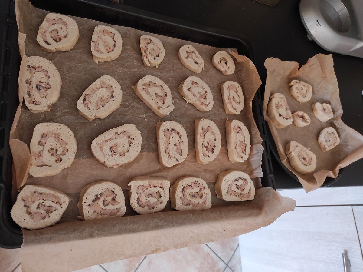 chgueguen's tweet photo. C'est parti d'une blague sur les réseaux sociaux(avec @icimaine) il y a au moins 10 ans! "Breton installé en Sarthe, j'hésite à inventer le kouign aman aux rillettes"
Et bim, voilà le résultat ! 
Très surprenant et même pas dégoulinant de gras 🤩 https://t.co/DuOU1Z2zGt