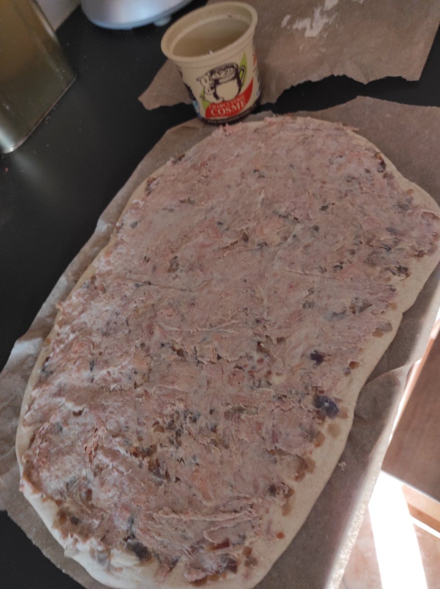 chgueguen's tweet photo. C'est parti d'une blague sur les réseaux sociaux(avec @icimaine) il y a au moins 10 ans! "Breton installé en Sarthe, j'hésite à inventer le kouign aman aux rillettes"
Et bim, voilà le résultat ! 
Très surprenant et même pas dégoulinant de gras 🤩 https://t.co/DuOU1Z2zGt