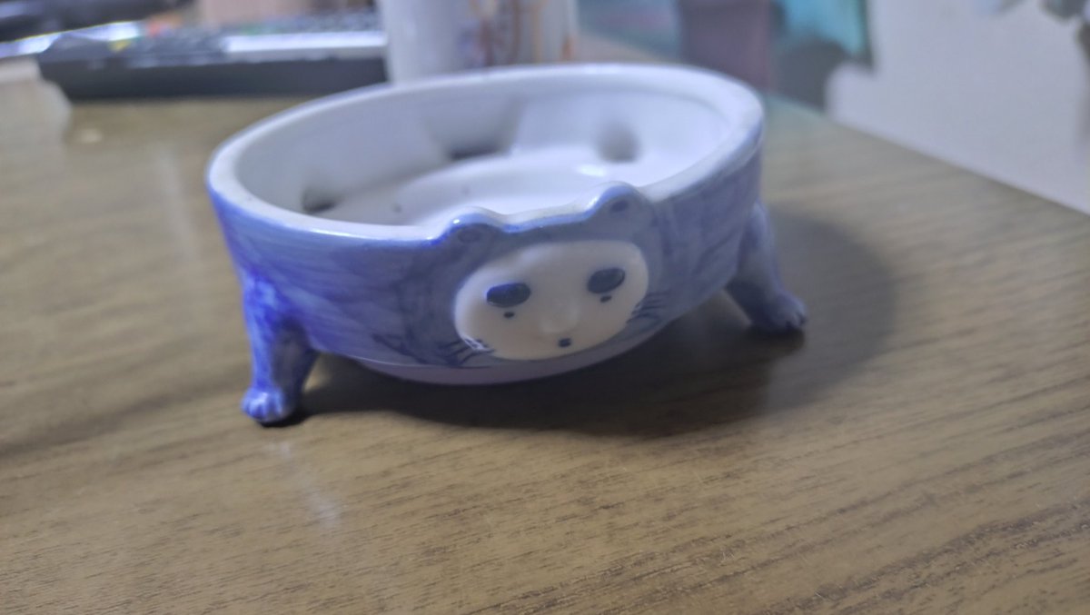 おばあちゃん家の灰皿癖強すぎる