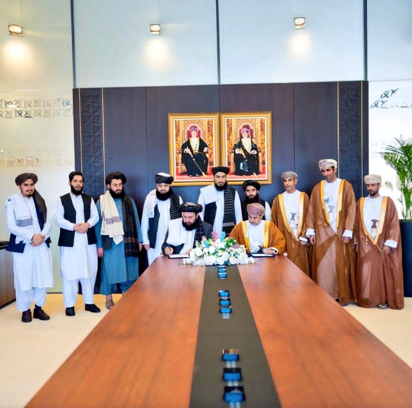 د کابل او د عمان پلازمېنې مسقط ترمنځ د مستقیمو الوتنو د پیل هوکړه وشوه. 

د ټرانسپورټ او هوايي چلند وزارت وايي، په دغو مراسمو کې د هوايي چلند او ټرانسپورټي همکاریو په اړه هر اړخیز بحث وشو او دا اقدام د دواړو هېوادونو ترمنځ د هوايي اړیکو د پراختیا مهم ګام بلل کېږي. 

همداراز، د