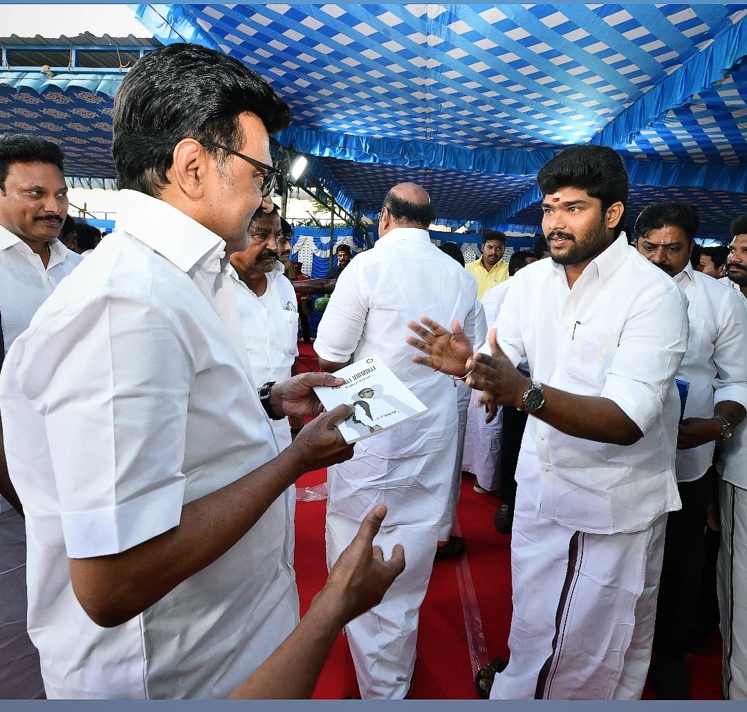 LalgudiSurya's tweet photo. 02/01/2026!!தமிழகத்தை தலைகுணியாமல் தலை நிமிர்ந்து வழிநடத்தி செல்லக்கூடிய தமிழிண தலைவரை திருச்சி விமான நிலையத்தில் நகராட்சி நிர்வாகத்துறை அமைச்சர் எங்களது குடும்பத்தலைவர் அவர்க���் தலைமையில் உற்சாகமாக வரவேற்பளித்து மகிழ்ந்தோம். திருச்சி மத்திய மாவட்ட இளைஞர் அணி சார்பாக.💥✨ https://t.co/zvJL3WwCLa