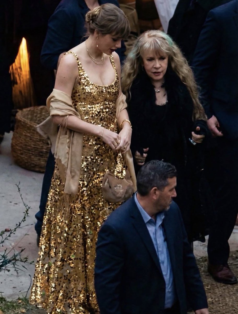♥️Taylor Swift junto a Stevie Nicks en la boda de su amiga Este Haim, image size:912x1200