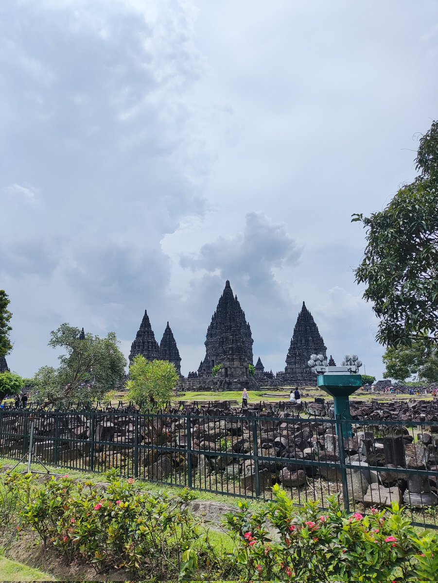 madafachrezi11's tweet photo. I got a Kobo Foil Card from a friend for free, because my friend doesn't really follow this, he gave it to me, "My Kobo Foil at Prambanan Temple" I celebrated new year there & worked
#KoboKanaeru #pockyxhololiveindonesia #Kobo #Chromaticfuture https://t.co/2v68h9KMf0