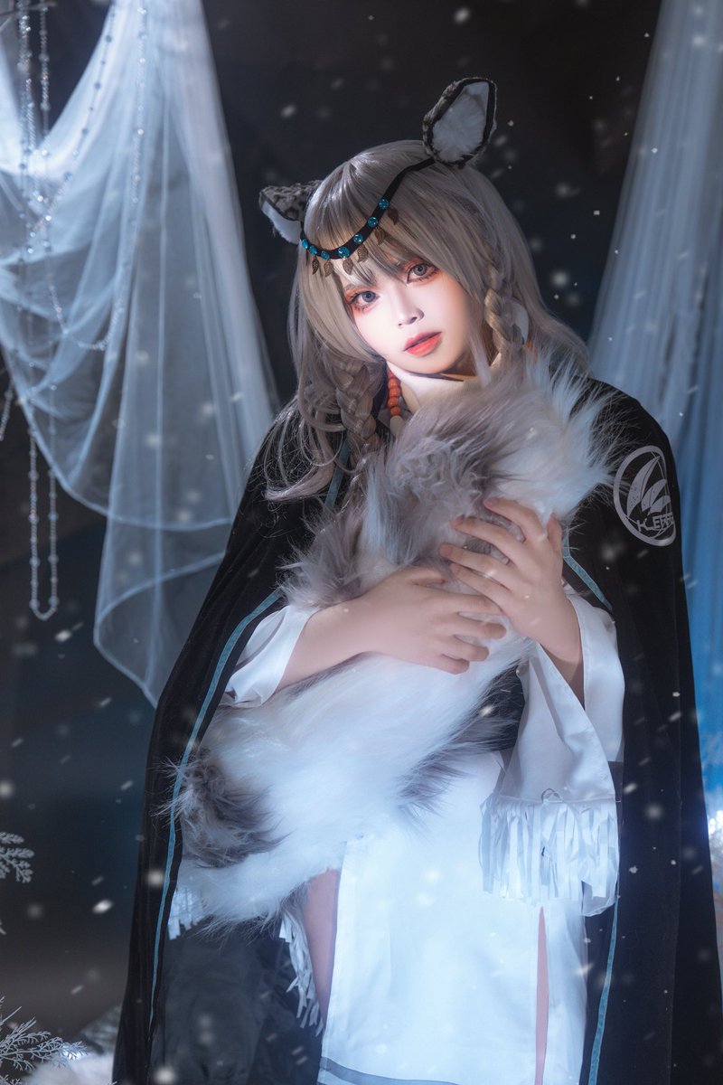 _baibaibaibai_'s tweet photo. 神明降下的最后一片雪，永远落在圣女掌心
#明日方舟 #cos #初雪 #男娘 https://t.co/cCWbkBqO6g