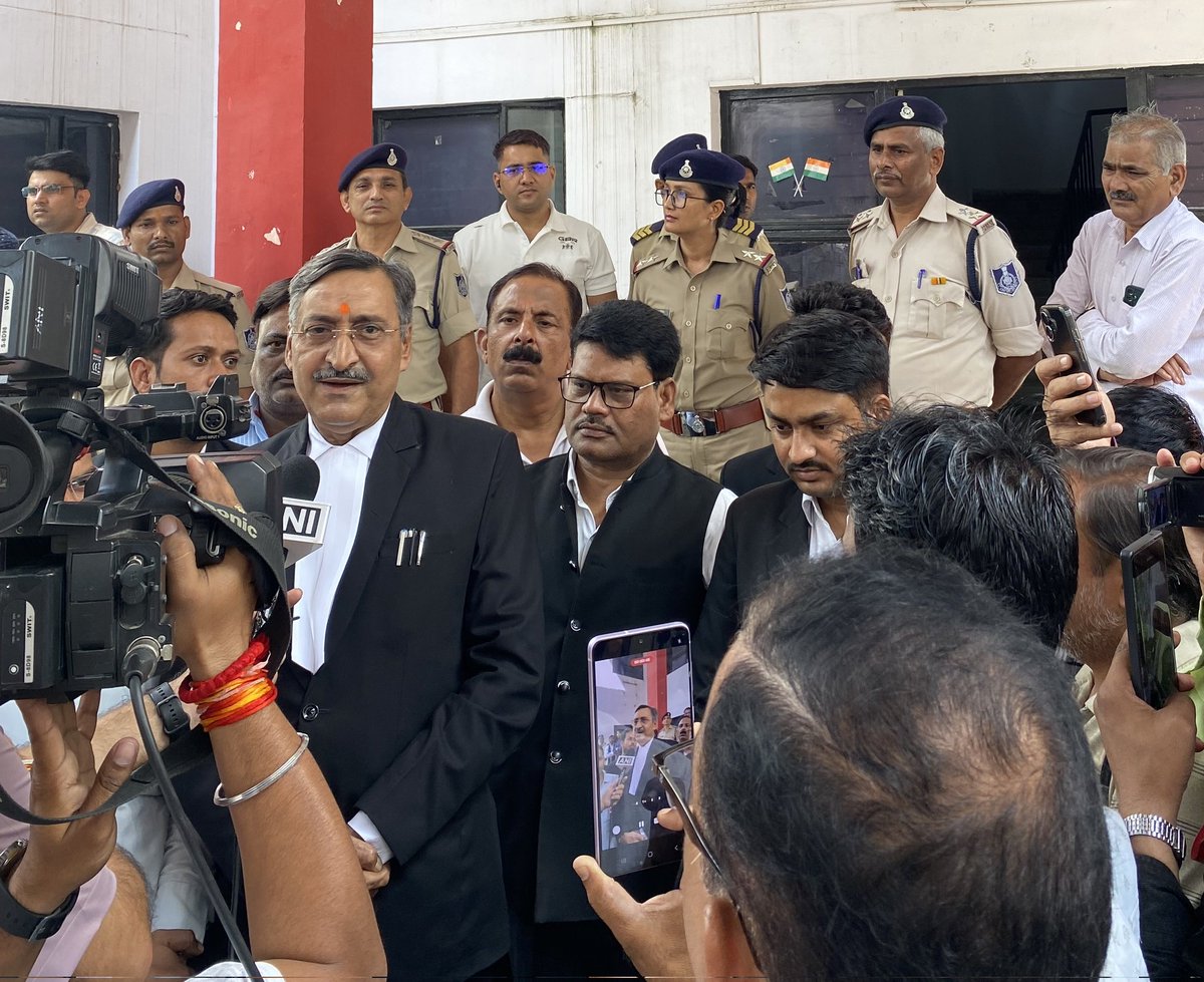 साथियों, हमें भावनाओं में बहकर नहीं बल्कि संविधान और कानून के दायरे में रहकर अपनी लड़ाई लड़नी है।

संवैधानिक रास्ते से ही हमारी जीत संभव है। 
#Release_Anil_Mishra