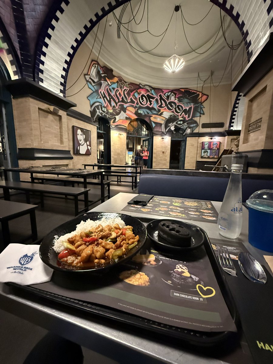 ayncomic426's tweet image. 入って速攻ゴッサムシティでお昼ごはん。
ほんと無限に居れる、やばすぎ(落ち着け)