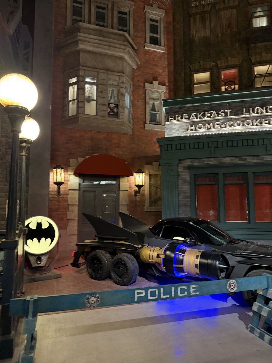 ayncomic426's tweet image. 入って速攻ゴッサムシティでお昼ごはん。
ほんと無限に居れる、やばすぎ(落ち着け)