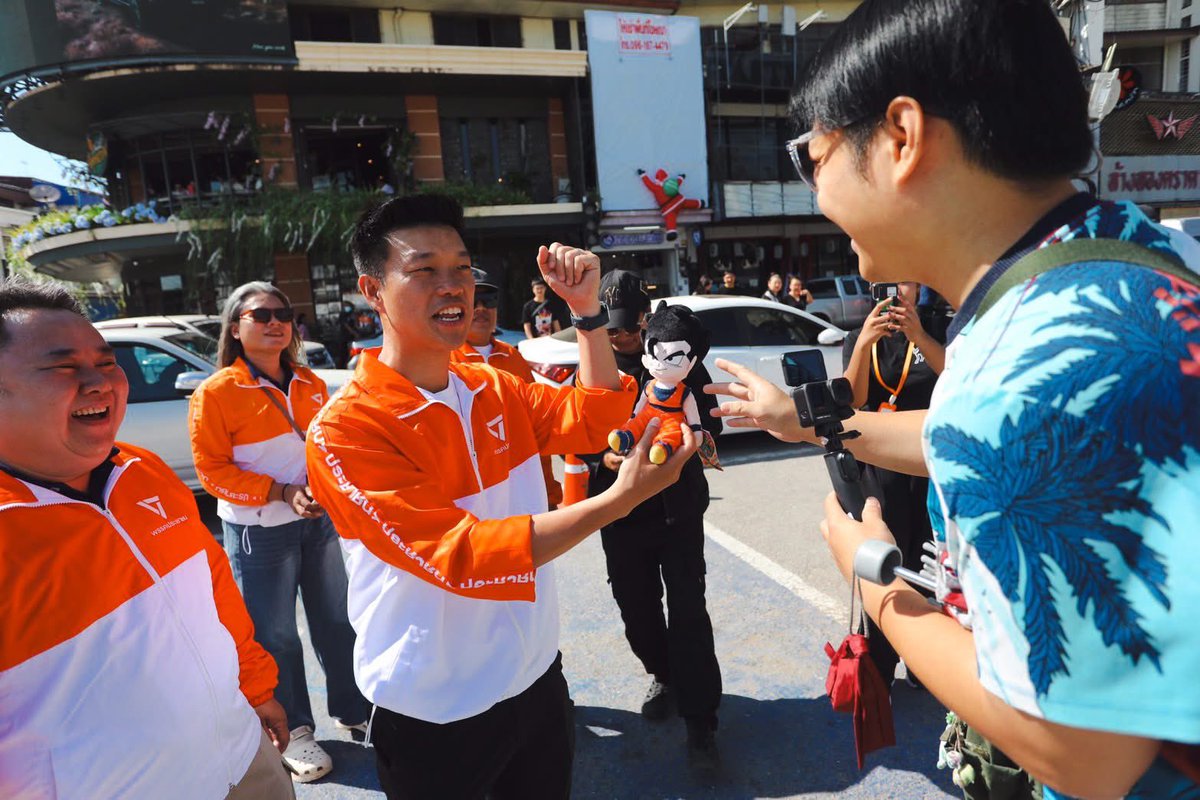 teng_pple's tweet photo. โคราชเฮาสิไปนำกัน กับรัฐบาลประชาชน
.
ขอบคุณคะแนนเสียงชาวโคราช ที่มอบให้ดีตพรรคก้าวไกลมากกว่า 5 แสนคะแนน ทำให้ผู้สมัครของพวกเราได้รับเลือกเป็น ส.ส.แบบแบ่งเขตถึง 3 ที่นั่ง จากทั้งหมด 16 ที่นั่ง ถือเป็นการปักธงในพื้นที่อำเภอเมืองได้สำเร็จ
.
ในปีนี้เราต้องการจำนวน สส.เพิ่มมากขึ้น เพื่อให้การันตีให้พวกเราได้เป็นรัฐบาลได้สำเร็จ จากที่ผมได้ลงพื้นที่หาเสียงร่วมกับผู้สมัครของพวกเรา ผมเชื่อมั่นเป็นอย่างยิ่ง ว่าพี่น้องชาวโคราชจะมอบความไว้วางใจให้กับพวกเรามากขึ้นครับ
#พรรคประชาชนเบอร์46
_____
.
สื่อหาเสียงอิเล็กทรอนิกส์นี้ผลิตโดย พรรคประชาชน ที่อยู่ 167 ชั้น 4 ซอยรามคำแหง 42 แขวงหัวหมาก เขตบางกะปิ กทม. จำนวน 1 ชิ้น วันเดือนปีที่ผลิตตามที่ปรากฎ