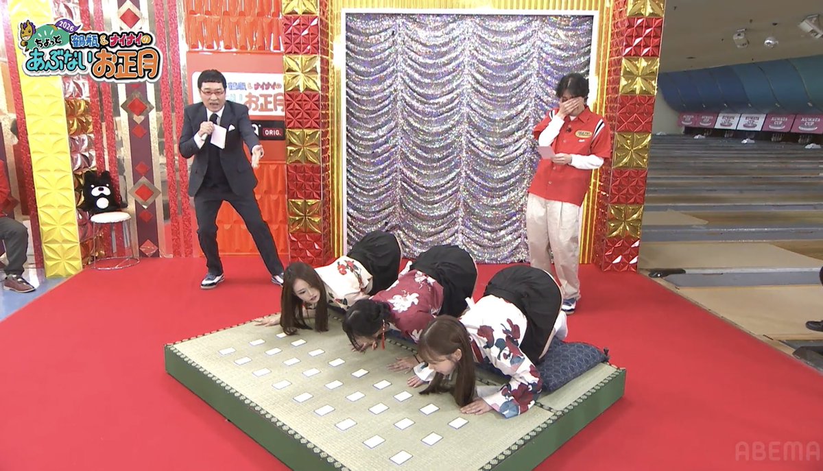 Tsuyozo58's tweet photo. チラチラはやふるwww
#鶴ナイ #英語禁止ボーリング https://t.co/ZqifWzc1x8