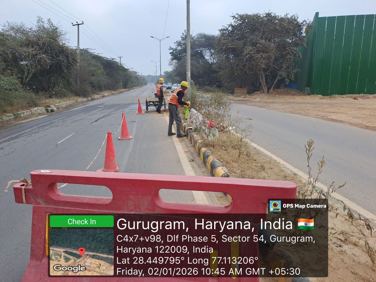 OfficialGMDA's tweet photo. Cleaning and lifting of accumulated soil is underway along the road edges on sector dividing roads of Sectors 53/56 and 42/54. Water sprinkling is also being carried out to prevent air pollution and suppress dust. ๐๐ฟ
#CleanCity #DustSuppression #AirPollutionControl #RoadMaintenance #CleanEnvironment #WaterSprinkling