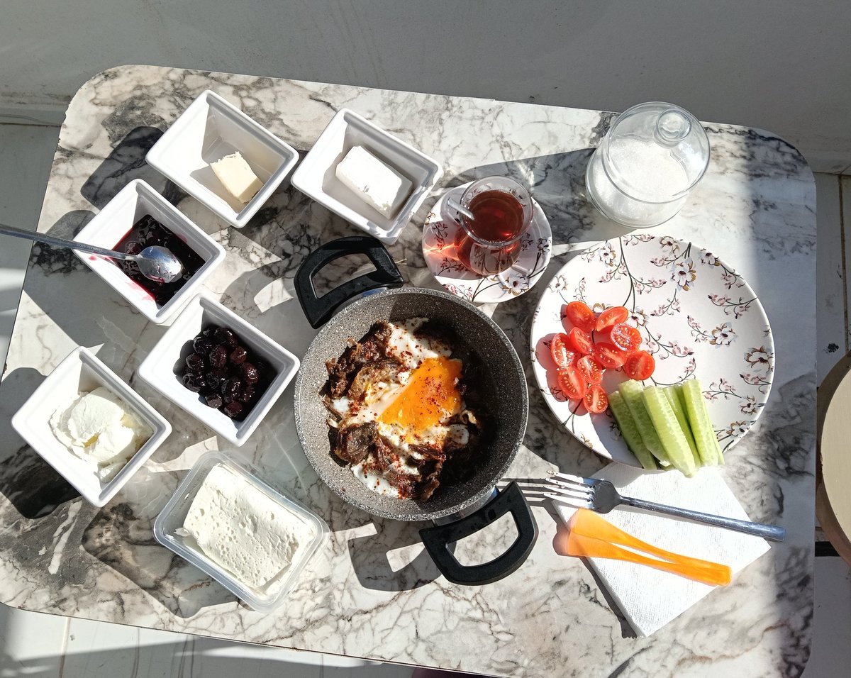 Kendimle balkonda kahvaltı date. Basit hayatın muhteşem günleri✨