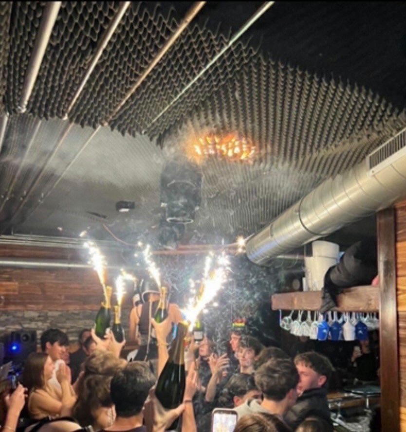 pepito2058's tweet photo. Ce qui s'est passé à #Crans_Montana rappelle beaucoup l'histoire tragique de la boîte de nuit du "5 7" à saint laurent du pont, où des jeunes gens sont venus passer du bon temps, mais par la négligence des propriétaires ont été tués dans un incendie en quelques minutes
🕊️🌹 https://t.co/K0X3VQ9LZ7
