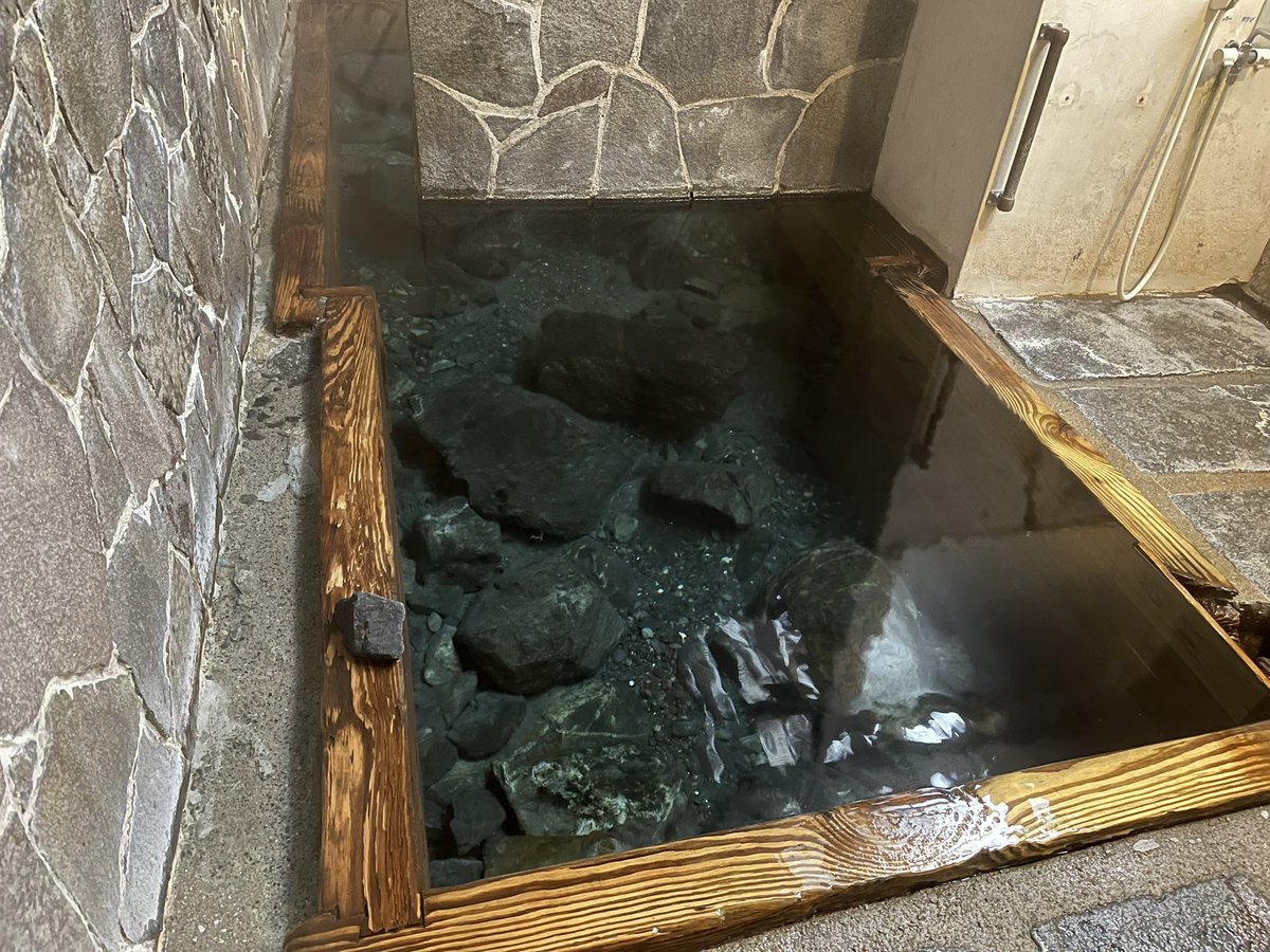man5_p's tweet photo. 奥がつながったので前より開放的な感じの上湯♨️。38度がとても暖かく感じました♫。 https://t.co/NHS8WXRUYp