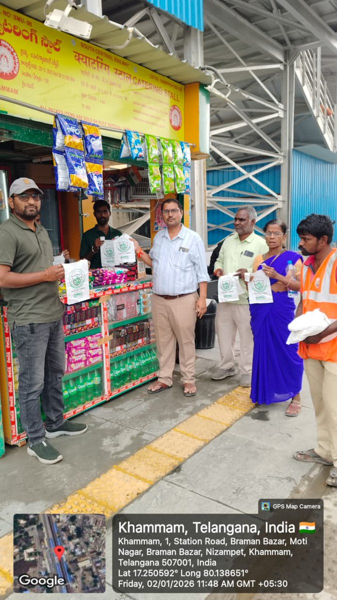 Chikmt191591's tweet photo. “Today, an awareness programme on the ‘Plastic-Free Khammam’ campaign was conducted at Khammam Rly Stn for food stalls and passengers to protect the environment. The programme was organised by Khammam Municipal Corporation authorities and was attended by KMC staff and CHI/KMT.” https://t.co/hU0K1cdOpz