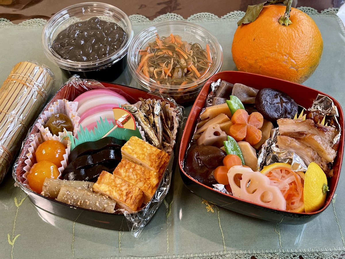 obento1001's tweet photo. 明けましておめでとうございます🎍

今年も皆様にとって素晴らしい一年となりますように！

今年もおせちを作ることができた事に感謝します。

#おせち
#おせち料理
#お正月 https://t.co/kEVgyrqQOo