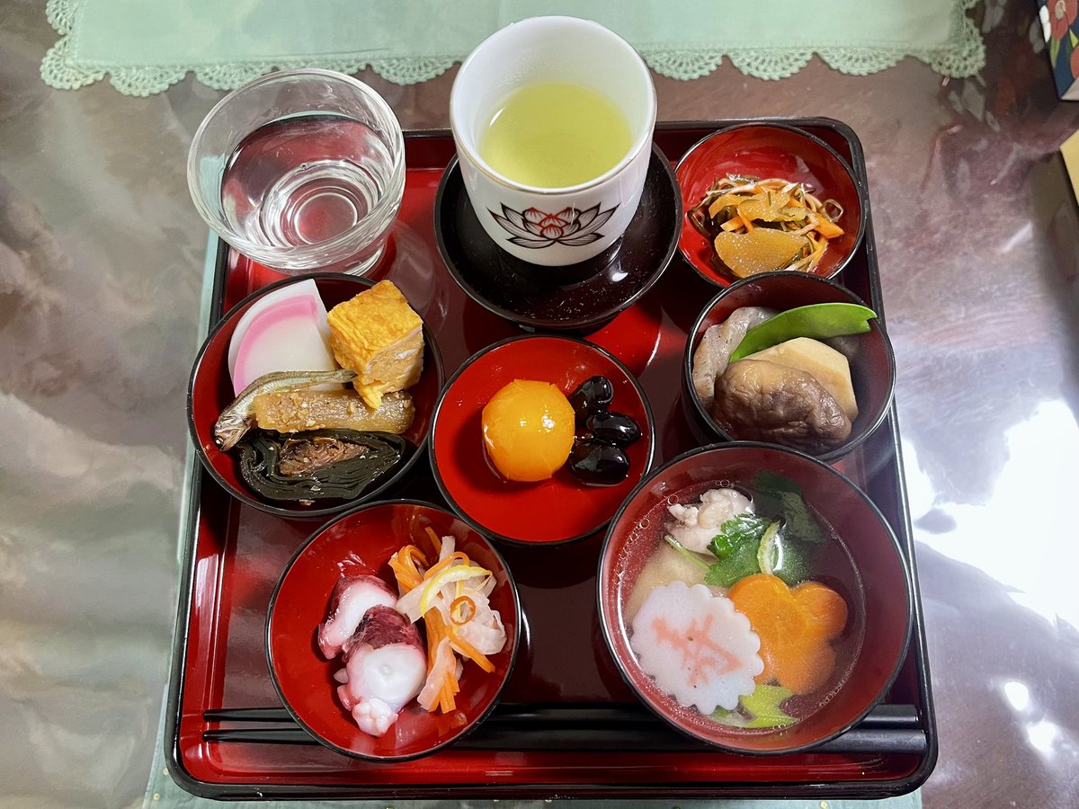 obento1001's tweet photo. 明けましておめでとうございます🎍

今年も皆様にとって素晴らしい一年となりますように！

今年もおせちを作ることができた事に感謝します。

#おせち
#おせち料理
#お正月 https://t.co/kEVgyrqQOo