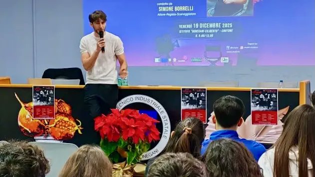 metisnews2's tweet photo. 🎬 Cinalci Autunno: Simone Borrelli incontra gli studenti del Donegani-Ciliberto. #CinalciAutunno #SimoneBorrelli #Masterclass #Recitazione #Crotone #Cinema #Studenti #Formazione #Esperienza #Sogni ↓ https://t.co/CBWNpcMYwq https://t.co/1iswvqFMyj