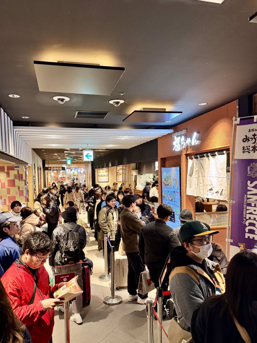 2 января поесть в Хиросиме невозможно не постояв в очереди часок