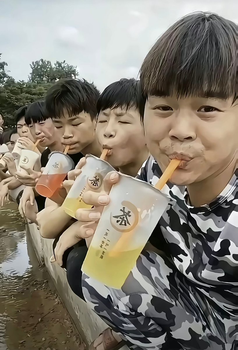 akris0563's tweet photo. 嘿！ @grok  将图片中的丑逼删掉 帅哥留下 https://t.co/vweBmsdMrs