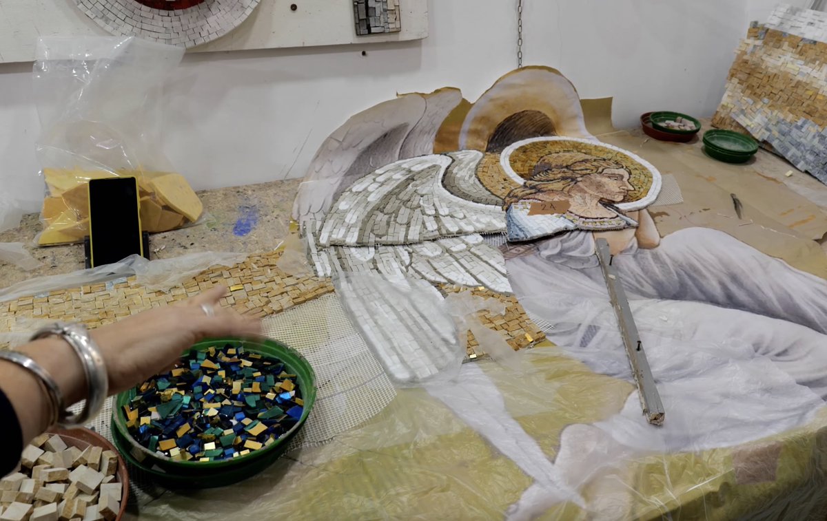 RomaReport's tweet image. Dall’arte sacra ai complementi d’arredo: a Castel Gandolfo, Marina e Sara custodiscono il segreto del mosaico fatto a mano, sfidando l’algoritmo con creatività e invitando i giovani a riscoprire un mestiere che è, innanzitutto, uno stile di vita
romareport.it/roma-a-mano-ma…