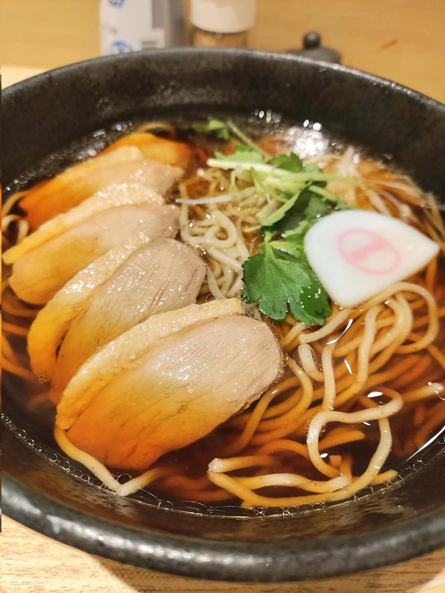n821_billy's tweet photo. 去年何回か東京にきて、判った事は
関東の黒い蕎麦は食べれないだ。
なぜなら、回転寿司がめちゃくちゃあるからそこに行く。夜はもっと良いものを食べたいし、朝御飯はホテルのバイキング。
だから、2泊3日の今回は是非だった。
だが、探すとない。新宿を彷徨い諦めた時、立ち食いそばが救ってくれた。 https://t.co/hpM1bg5BKo