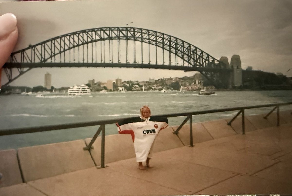 HannahLeah95's tweet image. Same place, same shirt, 26 years difference🌉