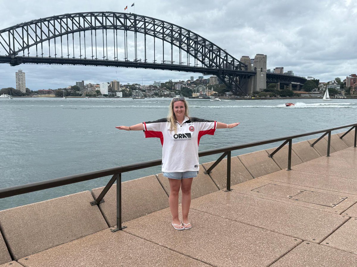 HannahLeah95's tweet image. Same place, same shirt, 26 years difference🌉