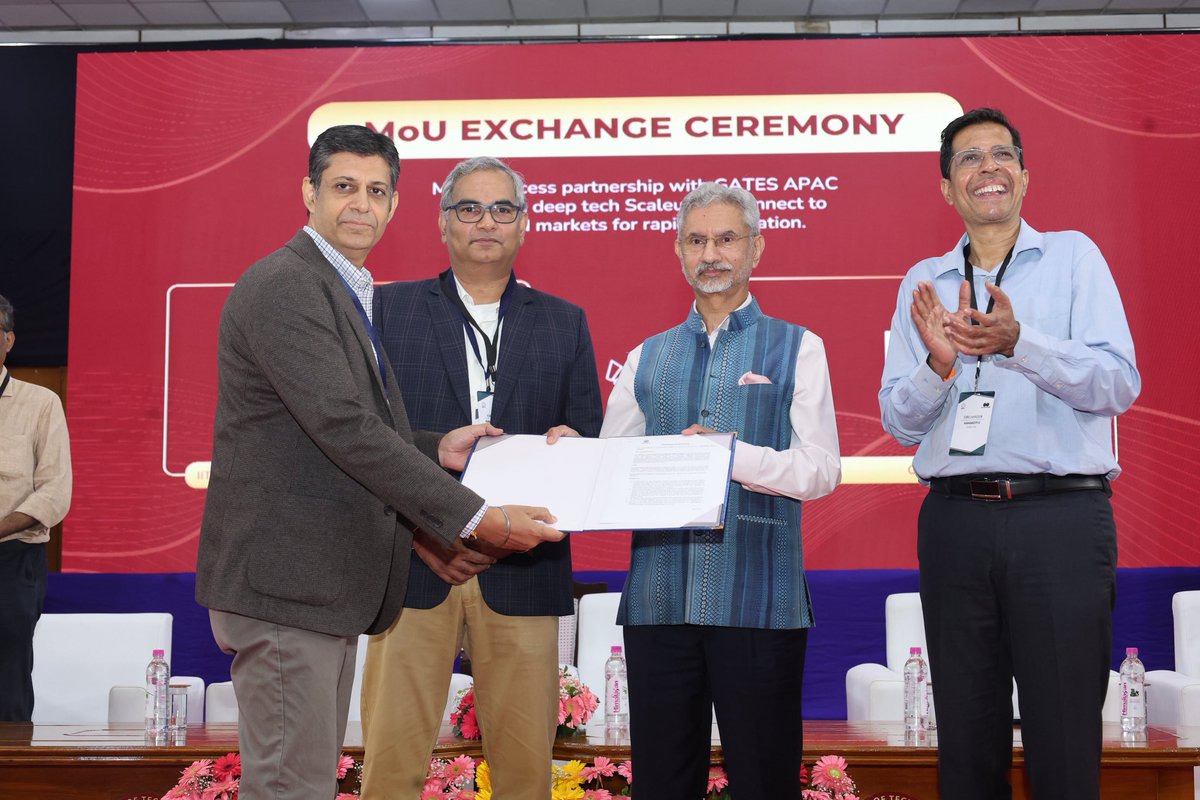 DrSJaishankar's tweet image. Pleased to inaugurate the #IITMadras Global Research Foundation, an initiative aimed at strengthening the Institute’s international outreach. 

Also witnessed the exchange of MOUs between @iitmadras and leading industry, academic &amp;amp; government partners from multiple countries.

🇩🇪