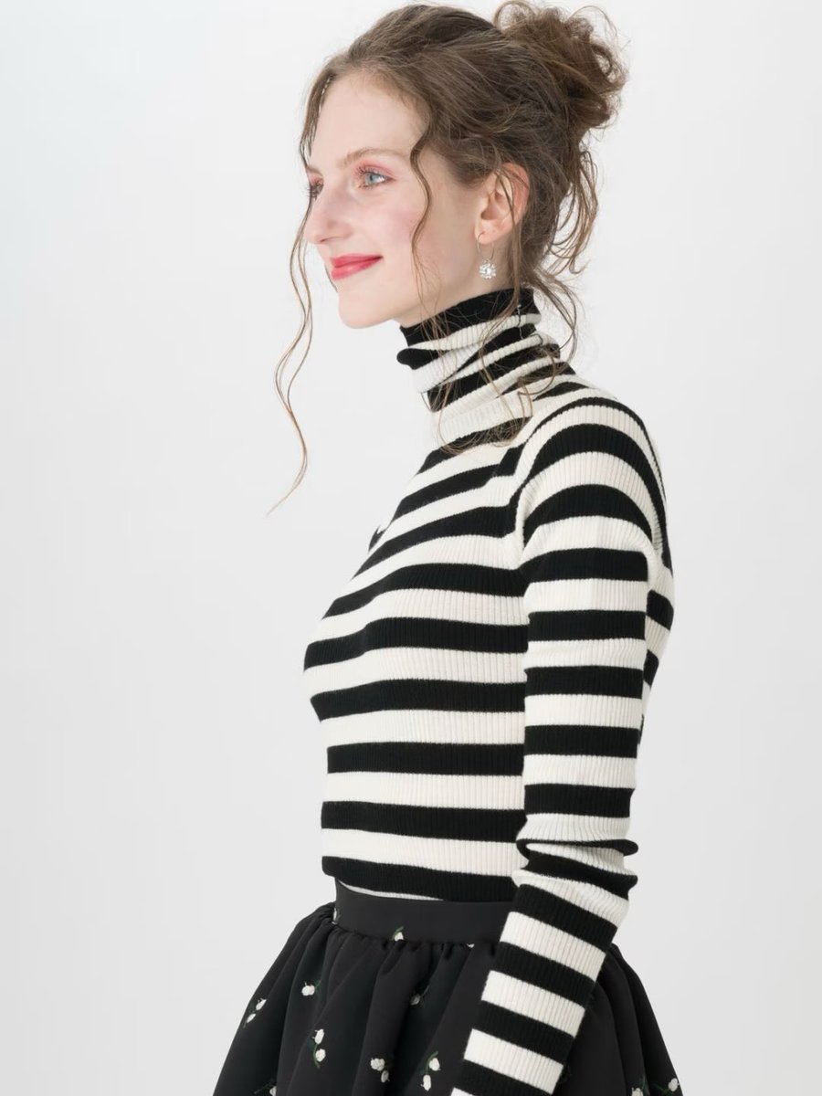 2026年初買いはツルのボーダーハイネックニットにした！前から欲しいと思っててセールになってたからポチり。
そのまま着ても可愛いけど、ヨーコチャンのワンピースのインナーにする予定🤍🖤