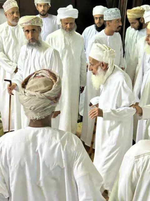 h_a_h_m_a's tweet image. ثمانون عاماً بغير انحناء .. 
على صهوةٍ من خيول الإباء .

تشرَّب هذا الفتى مجده ..
صغيراً وما زال جزل العطاء .

ثمانون تركض ركض السراب 
وستٌ تلتها بغير انطفاء .

وقد كان - مُذ كان - من نُبله
يحب الحياة بغير انتماء .

ويسعى إلى الله في وجهه 
إباءُ الرجال ولطف السماء.

إذا ما تقدم…