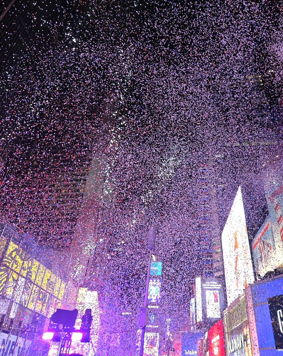 sserapics's tweet image. Yunjin Weverse Update 💌

New York felt like a dream.
One of those super vivid ones you have when you accidentally fall asleep.
We performed on a stage I grew up watching before I even knew English and did our annual countdown jump in the center of Times Square.
I kept waiting…
