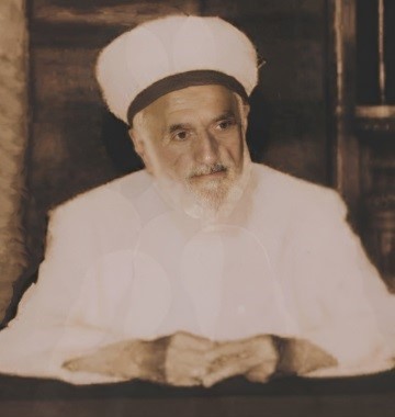 uzunabdurrahman's tweet photo. Soyadı Kanunu’nun işlemediği adam Gönenli Mehmet Efendi  (1903-1991)

Aslen Kırımlı bir çiftçi ailenin çocuğuydu Gönenli Mehmet Efendi.
Babası Osman Efendi, annesi Fatma Hanım’dı.

Balıkesir Gönen’de doğdu.
Küçük yaşta hafızlığını tamamladı.
1920’lerde İstanbul’a giderek ilmini derinleştirdi.

1925’te kıraat icazeti aldı. Medreseler kapatılınca uzun zaman sonra son sınıfına dâhil olduğu İmam Hatip Mektebi’nden mezun oldu.
Soyadı Kanunu sonrası “Öğütçü” soyadını aldı ama millet onu hep aynı isimle andı:
“Gönenli Mehmet Efendi…”

Sıradan bir imam iken, döneminin Reîsülkurrâsı oldu.

İlk görevine Gönen Merkez Camii’nde başladı.
Askerlik sonrası İstanbul’a geldi ve birçok camide görev yaptı.

En uzun ve en iz bırakan vazifesi;
1954 – 1982 arasında Sultanahmet Camii İmamlığı…

Üsküdarlı Ali Efendi’nin vefatıyla 1976’da Reîsülkurrâ oldu.
Ama onun büyüklüğü sadece unvanlardan makamlarından değil; hizmetinden geliyordu.

Sadece imamlık yapan, vaaz veren, namaz kıldıran değil; dertlenen, terleyen cami hocası…

Gönenli Hoca’nın camilerdeki resmî görevinin yanında asıl derdi şuydu:
“Bu milletin din görevlileri yetişmeli…
İnsanımız sahipsiz kalmamalı…”

İmam hatipler açılmadan önce kendi imkânlarıyla talebe yetiştirdi.
Sonrasında yüzlerce Kur’an kursunun organizasyonunu üstlendi.
1940  – 1980 arasında binlerce öğrenciye barınma, burs ve eğitim imkânı sağladı.
Fatih Üçbaş Camii, Hacı Hasan Camii ve
Hırka-i Şerif çevresindeki kurslar onun himayesindeydi.

Bunların yanında, İstanbul’un dört bir yanında yüzlerce öğrencinin masrafını da üstlenmişti.

Gönenli Hoca, toplumun ihmal edilen kesimlerinden birini özellikle dert edindi:
Kadınların din ve ahlak eğitimi…

Hemen her gün İstanbul’un farklı camilerinde kadınlara vaaz verdi.
Kadınları İslami çizgide eğitti.
Çünkü biliyordu;
ülkeyi ayağa kaldıracak Müslüman gençleri anneler yetiştirecekti.

Yumuşak, kuşatıcı ve umut veren bir dil kullandı.
Sesi ve kıraatı güzeldi; sohbetlerine Kur’an tilaveti ile başladı hep…
Duaları, namaz surelerini, ilahileri vaazlarının sonunda yüksek sesle okudu; kadınlar eşlik etti ona ve ezberlemelerini sağladı.

Peygamberin emanetini taşırken kendi tarzı yoktu, örnek aldığı vardı.

Sünnetten aldığı ölçü belliydi:
“Kolaylaştırın, zorlaştırmayın…
Müjdeleyin, korkutmayın.”

Bu yaklaşımıyla sevildi, dinlendi ve iz bıraktı.
Anlatmaktan öğretmekten çok eğitmeyi hedefledi.
Ürkütmekten çok umut verdi.
Yargılamaktan çok kucakladı.

Onun başarısı; ilmi kadar, ihlası ve samimiyetinden geliyordu.

Gönenli Mehmet Efendinin tercihi: Tarikat mı, Dava mı?

O hiçbir tarikata bağlı değildi.
Sorulduğunda şu cevabı verirdi:

“Biz Resûlullah’ın yolundayız.”
Ama tasavvufun zühd ve takvâ çizgisindeki ahlakını yaşardı.
Bu yüzden onu tanıyan herkes onu bir veli gibi gördü.

Ayrıca evrâd ve tesbihatı yaygınlaştırdı; sonrasında kitaplaştırıldı.

* Evrâd: Allah’a yaklaşmak için belirli zamanlarda yapılan nafile ibadet, dua ve zikir…

Aynı anda onlarca hizmetin bir arada yürütüldüğü
88 yıllık bir yolculuğun son durağı, bir şehitlik…

O sadece din adamı değildi…
Toplum adamıydı.

Kızılay, Yeşilay, hayır kurumları, yoksullar, kimsesizler…

Zenginle fakir arasında köprü oldu.
Halkla iç içe yaşadı, güven verdi, sevildi.

1982’de emekli oldu ama hizmeti bırakmadı.
Dersler verdi, yeni kurslar ve yurtlar organize etti.
3 Ocak 1991’de vefat etti. Fatih Camii’nde binlerce insanın katılımı ve duasıyla uğurlandı.
Edirnekapı Şehitliği’ne defnedildi.

Gönenli Mehmet Efendinin bıraktığı miras.

Gönenli Hoca Efendi vefat edince yok olmadı; eserleriyle yaşamaya devam etti.

Gönen’de adına cami ve külliye…
Kurduğu eğitim yapıları…
İstanbul’da kendi adına kurulan vakıf…

Ama Gönenli Mehmet Efendinin en büyük mirası binalar değil;
yetiştirdiği insanlar…

En büyük eser; İslam’la yetişmiş insandır.

Bugün bu ülkenin birçok yerinde, özellikle de devletin üst makamlarında olan,
devletine, milletine, dinine hizmet eden nice isimler; onun gayretinin bir parçasıyla büyüdü.

Ve Gönenli Hoca bu millete şu hakikati öğretti:

“Bir milleti ayağa kaldırmak istiyorsanız, binaları değil, insanları inşa edeceksiniz.”

Rahmetle, özlemle, minnetle ve dualarla…