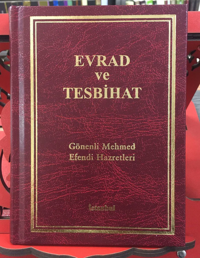 uzunabdurrahman's tweet photo. Soyadı Kanunu’nun işlemediği adam Gönenli Mehmet Efendi  (1903-1991)

Aslen Kırımlı bir çiftçi ailenin çocuğuydu Gönenli Mehmet Efendi.
Babası Osman Efendi, annesi Fatma Hanım’dı.

Balıkesir Gönen’de doğdu.
Küçük yaşta hafızlığını tamamladı.
1920’lerde İstanbul’a giderek ilmini derinleştirdi.

1925’te kıraat icazeti aldı. Medreseler kapatılınca uzun zaman sonra son sınıfına dâhil olduğu İmam Hatip Mektebi’nden mezun oldu.
Soyadı Kanunu sonrası “Öğütçü” soyadını aldı ama millet onu hep aynı isimle andı:
“Gönenli Mehmet Efendi…”

Sıradan bir imam iken, döneminin Reîsülkurrâsı oldu.

İlk görevine Gönen Merkez Camii’nde başladı.
Askerlik sonrası İstanbul’a geldi ve birçok camide görev yaptı.

En uzun ve en iz bırakan vazifesi;
1954 – 1982 arasında Sultanahmet Camii İmamlığı…

Üsküdarlı Ali Efendi’nin vefatıyla 1976’da Reîsülkurrâ oldu.
Ama onun büyüklüğü sadece unvanlardan makamlarından değil; hizmetinden geliyordu.

Sadece imamlık yapan, vaaz veren, namaz kıldıran değil; dertlenen, terleyen cami hocası…

Gönenli Hoca’nın camilerdeki resmî görevinin yanında asıl derdi şuydu:
“Bu milletin din görevlileri yetişmeli…
İnsanımız sahipsiz kalmamalı…”

İmam hatipler açılmadan önce kendi imkânlarıyla talebe yetiştirdi.
Sonrasında yüzlerce Kur’an kursunun organizasyonunu üstlendi.
1940  – 1980 arasında binlerce öğrenciye barınma, burs ve eğitim imkânı sağladı.
Fatih Üçbaş Camii, Hacı Hasan Camii ve
Hırka-i Şerif çevresindeki kurslar onun himayesindeydi.

Bunların yanında, İstanbul’un dört bir yanında yüzlerce öğrencinin masrafını da üstlenmişti.

Gönenli Hoca, toplumun ihmal edilen kesimlerinden birini özellikle dert edindi:
Kadınların din ve ahlak eğitimi…

Hemen her gün İstanbul’un farklı camilerinde kadınlara vaaz verdi.
Kadınları İslami çizgide eğitti.
Çünkü biliyordu;
ülkeyi ayağa kaldıracak Müslüman gençleri anneler yetiştirecekti.

Yumuşak, kuşatıcı ve umut veren bir dil kullandı.
Sesi ve kıraatı güzeldi; sohbetlerine Kur’an tilaveti ile başladı hep…
Duaları, namaz surelerini, ilahileri vaazlarının sonunda yüksek sesle okudu; kadınlar eşlik etti ona ve ezberlemelerini sağladı.

Peygamberin emanetini taşırken kendi tarzı yoktu, örnek aldığı vardı.

Sünnetten aldığı ölçü belliydi:
“Kolaylaştırın, zorlaştırmayın…
Müjdeleyin, korkutmayın.”

Bu yaklaşımıyla sevildi, dinlendi ve iz bıraktı.
Anlatmaktan öğretmekten çok eğitmeyi hedefledi.
Ürkütmekten çok umut verdi.
Yargılamaktan çok kucakladı.

Onun başarısı; ilmi kadar, ihlası ve samimiyetinden geliyordu.

Gönenli Mehmet Efendinin tercihi: Tarikat mı, Dava mı?

O hiçbir tarikata bağlı değildi.
Sorulduğunda şu cevabı verirdi:

“Biz Resûlullah’ın yolundayız.”
Ama tasavvufun zühd ve takvâ çizgisindeki ahlakını yaşardı.
Bu yüzden onu tanıyan herkes onu bir veli gibi gördü.

Ayrıca evrâd ve tesbihatı yaygınlaştırdı; sonrasında kitaplaştırıldı.

* Evrâd: Allah’a yaklaşmak için belirli zamanlarda yapılan nafile ibadet, dua ve zikir…

Aynı anda onlarca hizmetin bir arada yürütüldüğü
88 yıllık bir yolculuğun son durağı, bir şehitlik…

O sadece din adamı değildi…
Toplum adamıydı.

Kızılay, Yeşilay, hayır kurumları, yoksullar, kimsesizler…

Zenginle fakir arasında köprü oldu.
Halkla iç içe yaşadı, güven verdi, sevildi.

1982’de emekli oldu ama hizmeti bırakmadı.
Dersler verdi, yeni kurslar ve yurtlar organize etti.
3 Ocak 1991’de vefat etti. Fatih Camii’nde binlerce insanın katılımı ve duasıyla uğurlandı.
Edirnekapı Şehitliği’ne defnedildi.

Gönenli Mehmet Efendinin bıraktığı miras.

Gönenli Hoca Efendi vefat edince yok olmadı; eserleriyle yaşamaya devam etti.

Gönen’de adına cami ve külliye…
Kurduğu eğitim yapıları…
İstanbul’da kendi adına kurulan vakıf…

Ama Gönenli Mehmet Efendinin en büyük mirası binalar değil;
yetiştirdiği insanlar…

En büyük eser; İslam’la yetişmiş insandır.

Bugün bu ülkenin birçok yerinde, özellikle de devletin üst makamlarında olan,
devletine, milletine, dinine hizmet eden nice isimler; onun gayretinin bir parçasıyla büyüdü.

Ve Gönenli Hoca bu millete şu hakikati öğretti:

“Bir milleti ayağa kaldırmak istiyorsanız, binaları değil, insanları inşa edeceksiniz.”

Rahmetle, özlemle, minnetle ve dualarla…