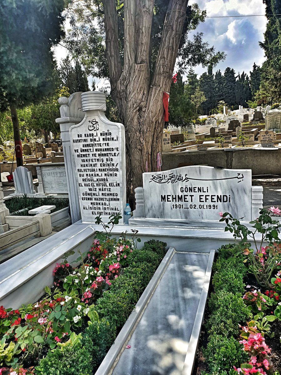 uzunabdurrahman's tweet photo. Soyadı Kanunu’nun işlemediği adam Gönenli Mehmet Efendi  (1903-1991)

Aslen Kırımlı bir çiftçi ailenin çocuğuydu Gönenli Mehmet Efendi.
Babası Osman Efendi, annesi Fatma Hanım’dı.

Balıkesir Gönen’de doğdu.
Küçük yaşta hafızlığını tamamladı.
1920’lerde İstanbul’a giderek ilmini derinleştirdi.

1925’te kıraat icazeti aldı. Medreseler kapatılınca uzun zaman sonra son sınıfına dâhil olduğu İmam Hatip Mektebi’nden mezun oldu.
Soyadı Kanunu sonrası “Öğütçü” soyadını aldı ama millet onu hep aynı isimle andı:
“Gönenli Mehmet Efendi…”

Sıradan bir imam iken, döneminin Reîsülkurrâsı oldu.

İlk görevine Gönen Merkez Camii’nde başladı.
Askerlik sonrası İstanbul’a geldi ve birçok camide görev yaptı.

En uzun ve en iz bırakan vazifesi;
1954 – 1982 arasında Sultanahmet Camii İmamlığı…

Üsküdarlı Ali Efendi’nin vefatıyla 1976’da Reîsülkurrâ oldu.
Ama onun büyüklüğü sadece unvanlardan makamlarından değil; hizmetinden geliyordu.

Sadece imamlık yapan, vaaz veren, namaz kıldıran değil; dertlenen, terleyen cami hocası…

Gönenli Hoca’nın camilerdeki resmî görevinin yanında asıl derdi şuydu:
“Bu milletin din görevlileri yetişmeli…
İnsanımız sahipsiz kalmamalı…”

İmam hatipler açılmadan önce kendi imkânlarıyla talebe yetiştirdi.
Sonrasında yüzlerce Kur’an kursunun organizasyonunu üstlendi.
1940  – 1980 arasında binlerce öğrenciye barınma, burs ve eğitim imkânı sağladı.
Fatih Üçbaş Camii, Hacı Hasan Camii ve
Hırka-i Şerif çevresindeki kurslar onun himayesindeydi.

Bunların yanında, İstanbul’un dört bir yanında yüzlerce öğrencinin masrafını da üstlenmişti.

Gönenli Hoca, toplumun ihmal edilen kesimlerinden birini özellikle dert edindi:
Kadınların din ve ahlak eğitimi…

Hemen her gün İstanbul’un farklı camilerinde kadınlara vaaz verdi.
Kadınları İslami çizgide eğitti.
Çünkü biliyordu;
ülkeyi ayağa kaldıracak Müslüman gençleri anneler yetiştirecekti.

Yumuşak, kuşatıcı ve umut veren bir dil kullandı.
Sesi ve kıraatı güzeldi; sohbetlerine Kur’an tilaveti ile başladı hep…
Duaları, namaz surelerini, ilahileri vaazlarının sonunda yüksek sesle okudu; kadınlar eşlik etti ona ve ezberlemelerini sağladı.

Peygamberin emanetini taşırken kendi tarzı yoktu, örnek aldığı vardı.

Sünnetten aldığı ölçü belliydi:
“Kolaylaştırın, zorlaştırmayın…
Müjdeleyin, korkutmayın.”

Bu yaklaşımıyla sevildi, dinlendi ve iz bıraktı.
Anlatmaktan öğretmekten çok eğitmeyi hedefledi.
Ürkütmekten çok umut verdi.
Yargılamaktan çok kucakladı.

Onun başarısı; ilmi kadar, ihlası ve samimiyetinden geliyordu.

Gönenli Mehmet Efendinin tercihi: Tarikat mı, Dava mı?

O hiçbir tarikata bağlı değildi.
Sorulduğunda şu cevabı verirdi:

“Biz Resûlullah’ın yolundayız.”
Ama tasavvufun zühd ve takvâ çizgisindeki ahlakını yaşardı.
Bu yüzden onu tanıyan herkes onu bir veli gibi gördü.

Ayrıca evrâd ve tesbihatı yaygınlaştırdı; sonrasında kitaplaştırıldı.

* Evrâd: Allah’a yaklaşmak için belirli zamanlarda yapılan nafile ibadet, dua ve zikir…

Aynı anda onlarca hizmetin bir arada yürütüldüğü
88 yıllık bir yolculuğun son durağı, bir şehitlik…

O sadece din adamı değildi…
Toplum adamıydı.

Kızılay, Yeşilay, hayır kurumları, yoksullar, kimsesizler…

Zenginle fakir arasında köprü oldu.
Halkla iç içe yaşadı, güven verdi, sevildi.

1982’de emekli oldu ama hizmeti bırakmadı.
Dersler verdi, yeni kurslar ve yurtlar organize etti.
3 Ocak 1991’de vefat etti. Fatih Camii’nde binlerce insanın katılımı ve duasıyla uğurlandı.
Edirnekapı Şehitliği’ne defnedildi.

Gönenli Mehmet Efendinin bıraktığı miras.

Gönenli Hoca Efendi vefat edince yok olmadı; eserleriyle yaşamaya devam etti.

Gönen’de adına cami ve külliye…
Kurduğu eğitim yapıları…
İstanbul’da kendi adına kurulan vakıf…

Ama Gönenli Mehmet Efendinin en büyük mirası binalar değil;
yetiştirdiği insanlar…

En büyük eser; İslam’la yetişmiş insandır.

Bugün bu ülkenin birçok yerinde, özellikle de devletin üst makamlarında olan,
devletine, milletine, dinine hizmet eden nice isimler; onun gayretinin bir parçasıyla büyüdü.

Ve Gönenli Hoca bu millete şu hakikati öğretti:

“Bir milleti ayağa kaldırmak istiyorsanız, binaları değil, insanları inşa edeceksiniz.”

Rahmetle, özlemle, minnetle ve dualarla…