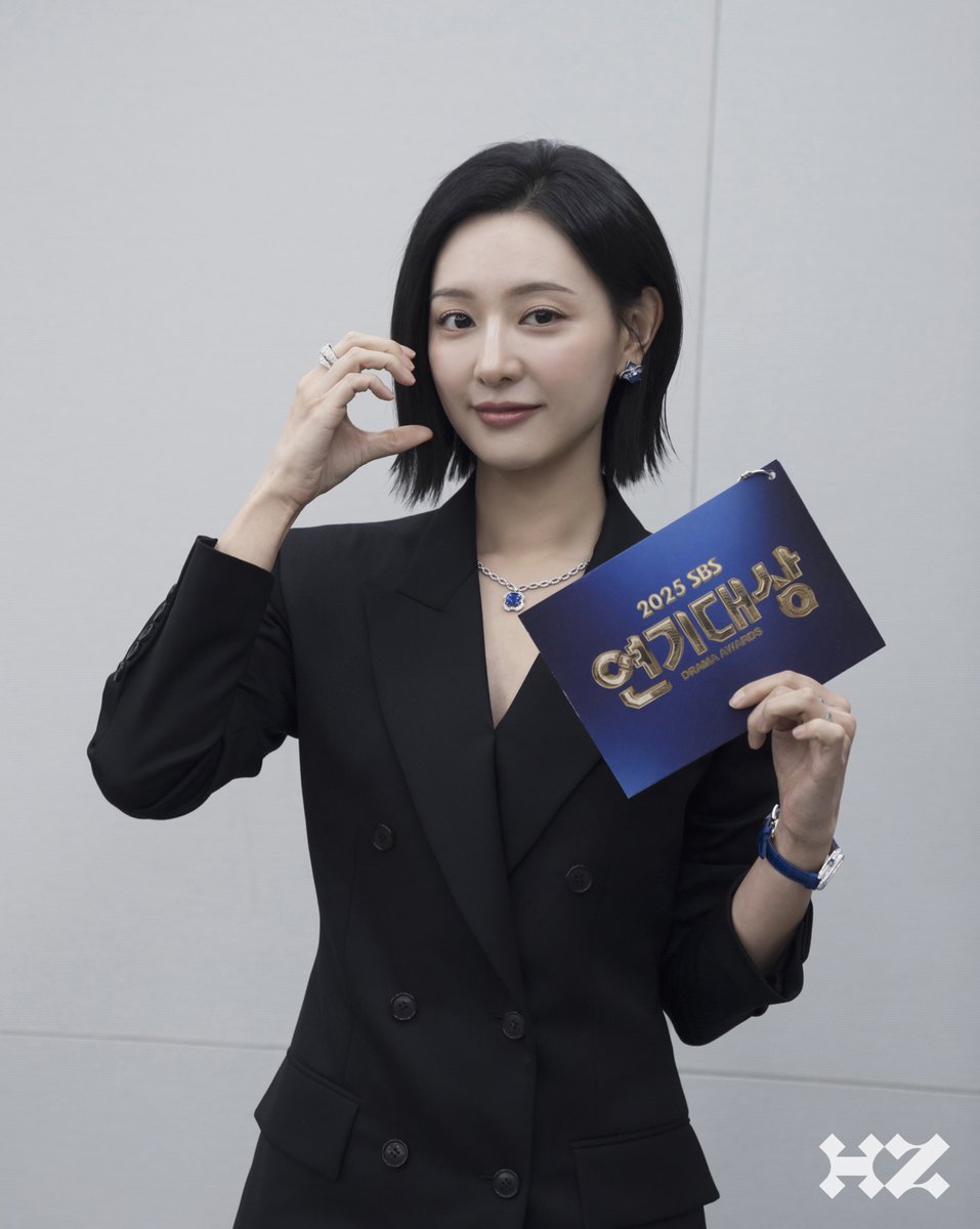 [#김지원] #beHIGHnd

SBS 연기대상 시상자로
2025년의 마지막 날을 아름답게 장식한 김지원 배우🖤

멋쁨 가득한 비하인드를 단독 공개합니다😎📸

#KIMJIWON #하이지음스튜디오 #HighZiumstudio #2025SBS연기대상 #SBSDramaAwards #닥터X하얀마피아의시대