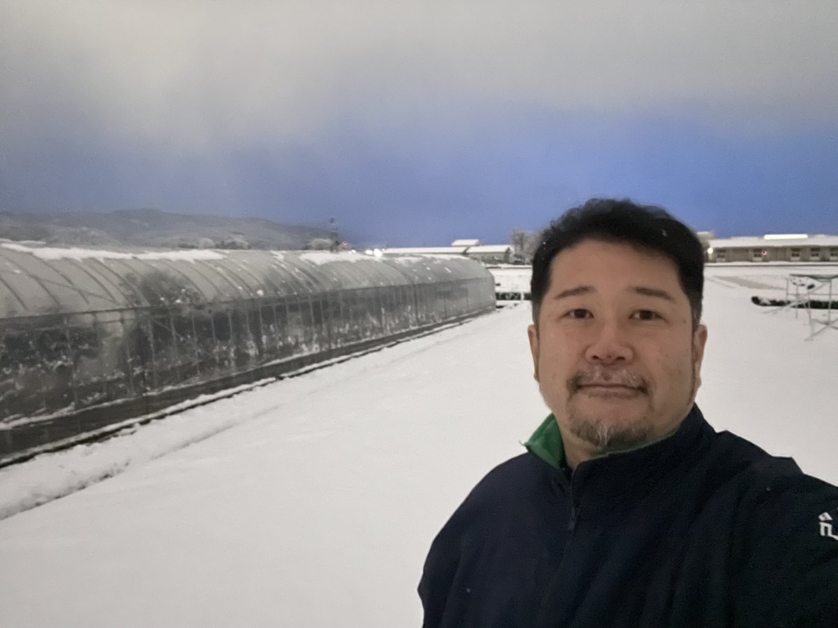 新年，あけましておめでとうございます．本年もよろしくお願いいたします．石川県立大学周辺は昨晩から少し雪が降りました．植物保護学の授業で使うハウスは，研究室の学生さんたちが守ってくれています．お正月から有り難う．今年は，光防除と光害の論文を複数出したいと思っています．頑張ります！