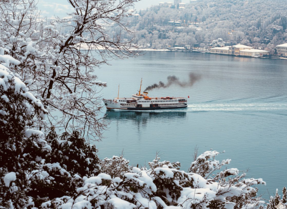 Karlı bir kış gününde Bebek sırtlarından Kandilli sahiline bakış…1970’ler.