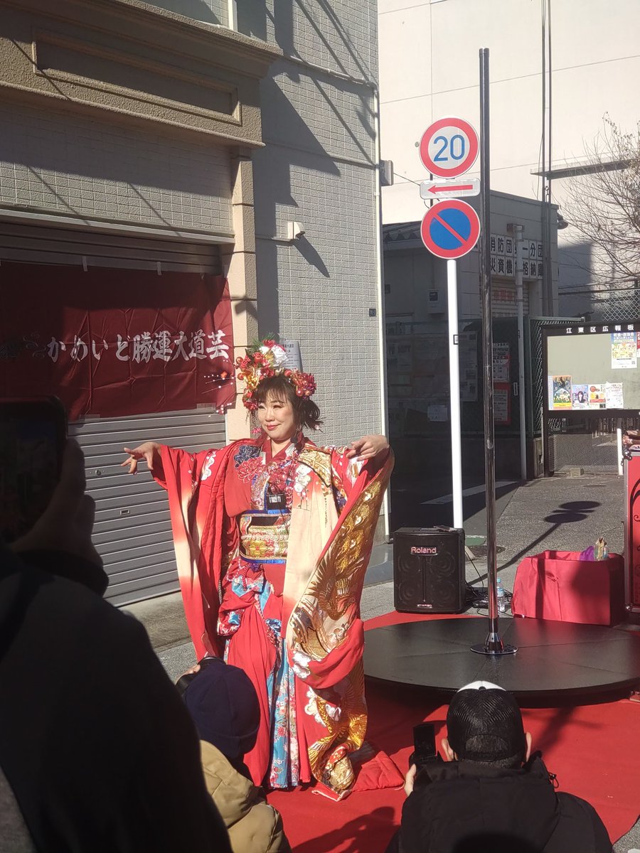 P99only's tweet image. #大道芸
#トーハク
今日は都内をぐるぐる。大道芸やら博物館やら。どうも自分はスタチューというカテゴリーが好みらしい。止まっているパフォーマーが動きだすのが好き。
その後上野、トーハクへ。4時前には大分空いていた。刀剣、水墨画、掛け軸など鑑賞。
職員さんでなく観客に晴れ着姿が目立った。