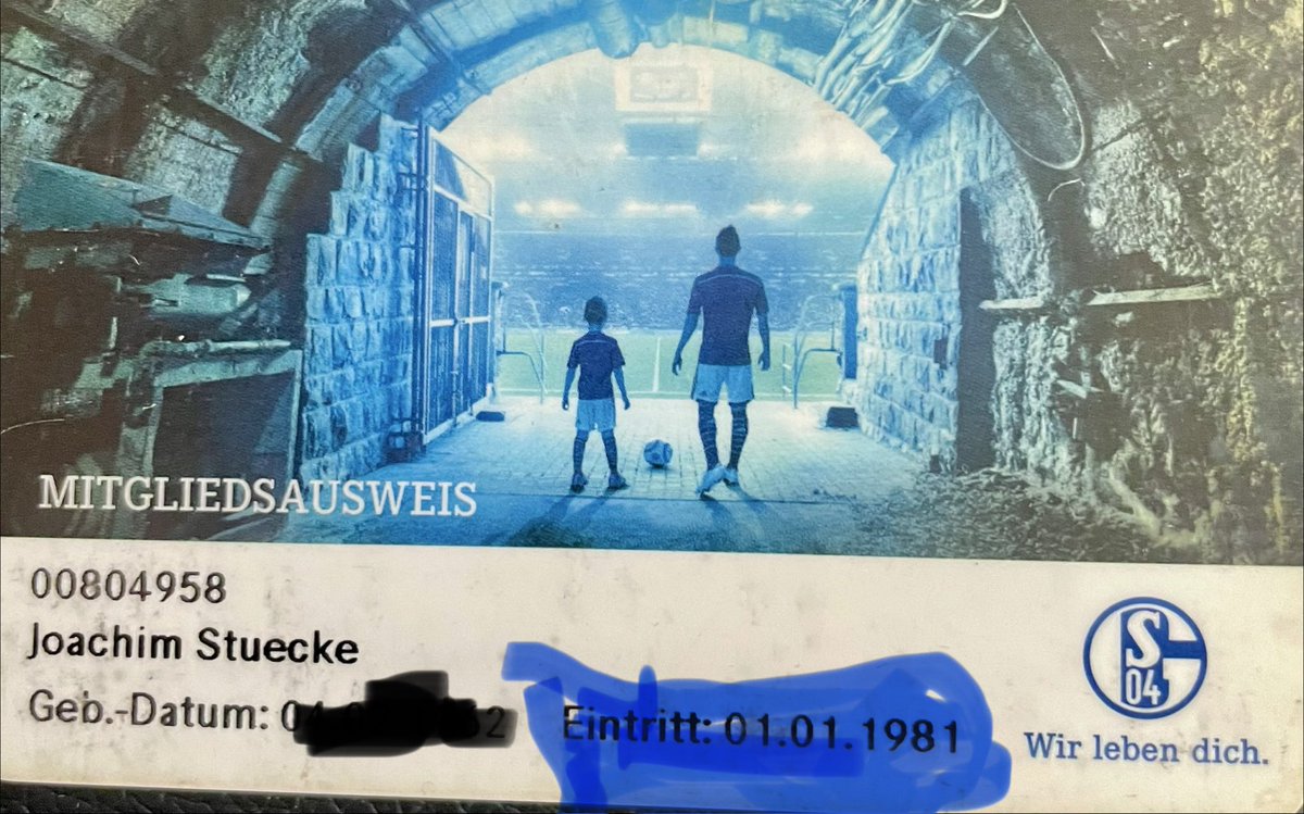 sanbrain2016's tweet photo. 45 Jahre…und definitiv weiterhin…ein Leben lang 🎶💙🤍@s04 @_Gelsenkirchen_ https://t.co/aUW5udKndc