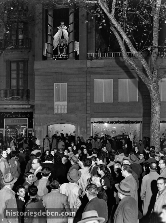 Un clàssic del Nadal retro: el rei del SEPU, a la balconada dels grans magatzems, a la Rambla.  

📷 AFB