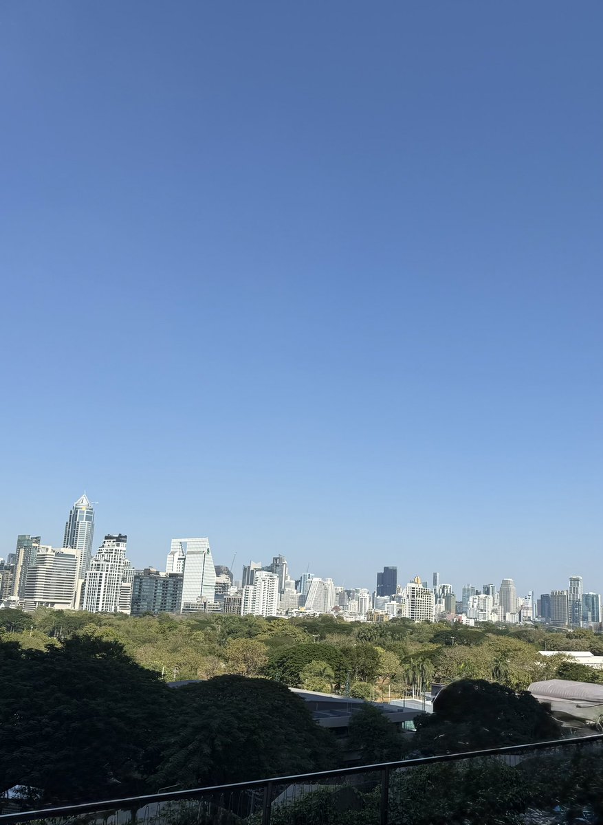 ksappff's tweet image. วันนี้ท้องฟ้าสวย ไม่มีอะไรมาบดบังสีฟ้านี้