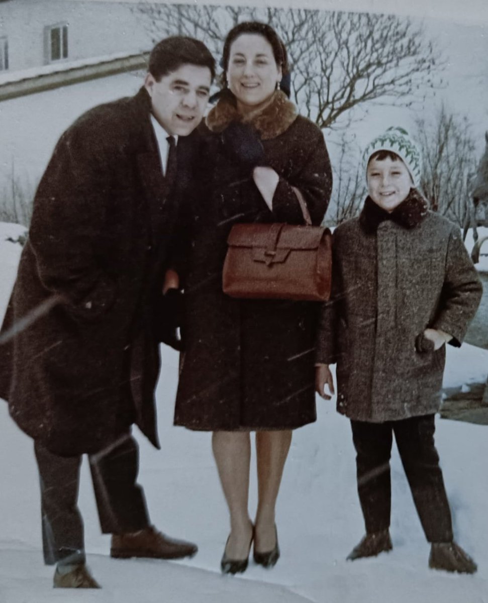 Hoy, mientras dormía, se nos ha ido mi madre, la auténtica protagonista de "Un Franco,14 pesetas"...su vida en Suiza quedó reflejada en esa película que tantas alegrías le ha dado, película que ella siempre me animó a hacer...Un orgullo haber tenido estos padres!!!