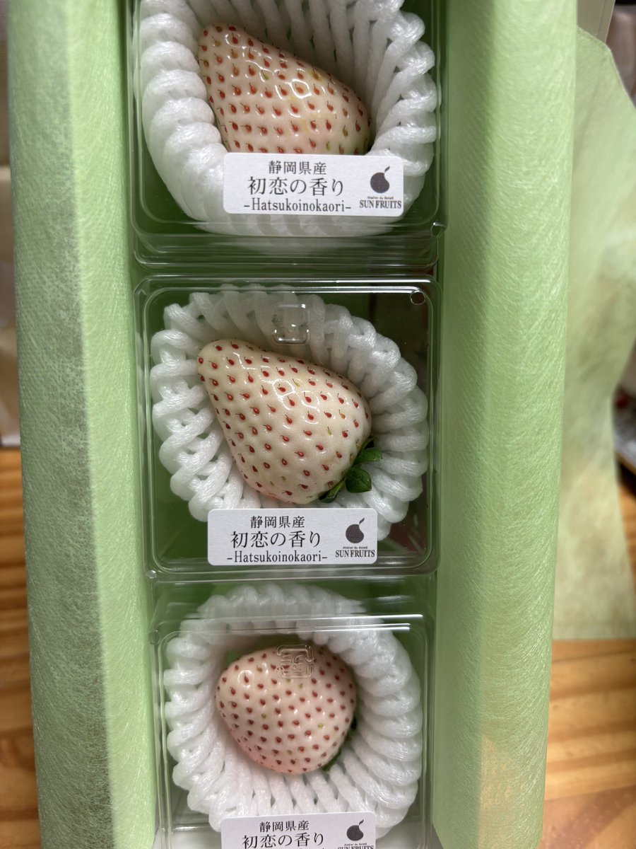 今日のおやつ🍓

白いちごの初恋の香りをちょっとだけ買って来た💕
高い時は一粒¥1500くらいだったから、
今年は安い方かな🤔