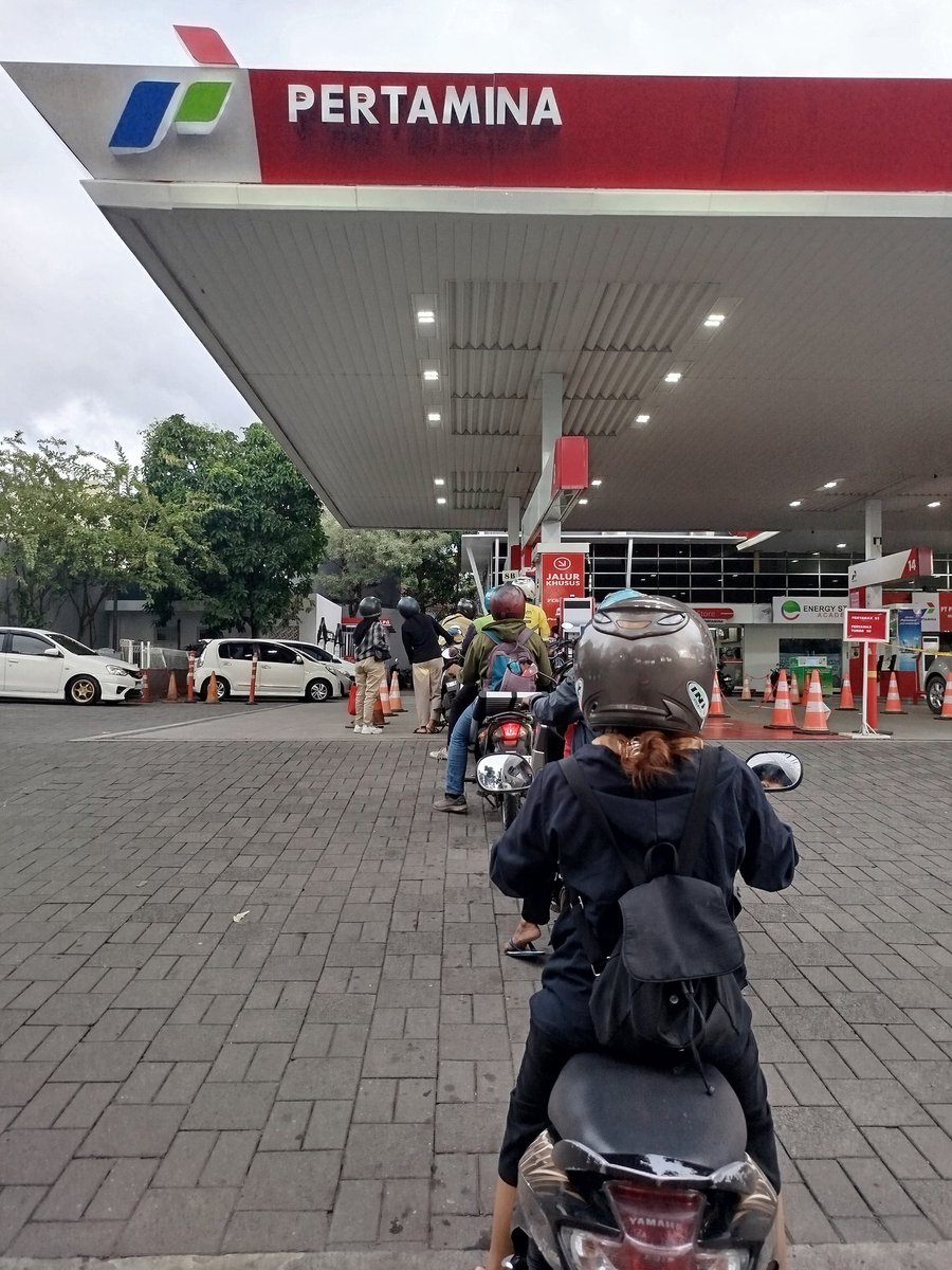 j0sun's tweet photo. gemesh tiap kali kesini, ada 16 mesin pom tapi yang difungsikan ngga ada separo, bahkan untuk motor subsidi saja antriannya smpe mengular ke jalan, heran....
cc : @pertamina @MyPertaminaID @ZaRa647507 @PemkotSemarang https://t.co/6x5F1jrlkr