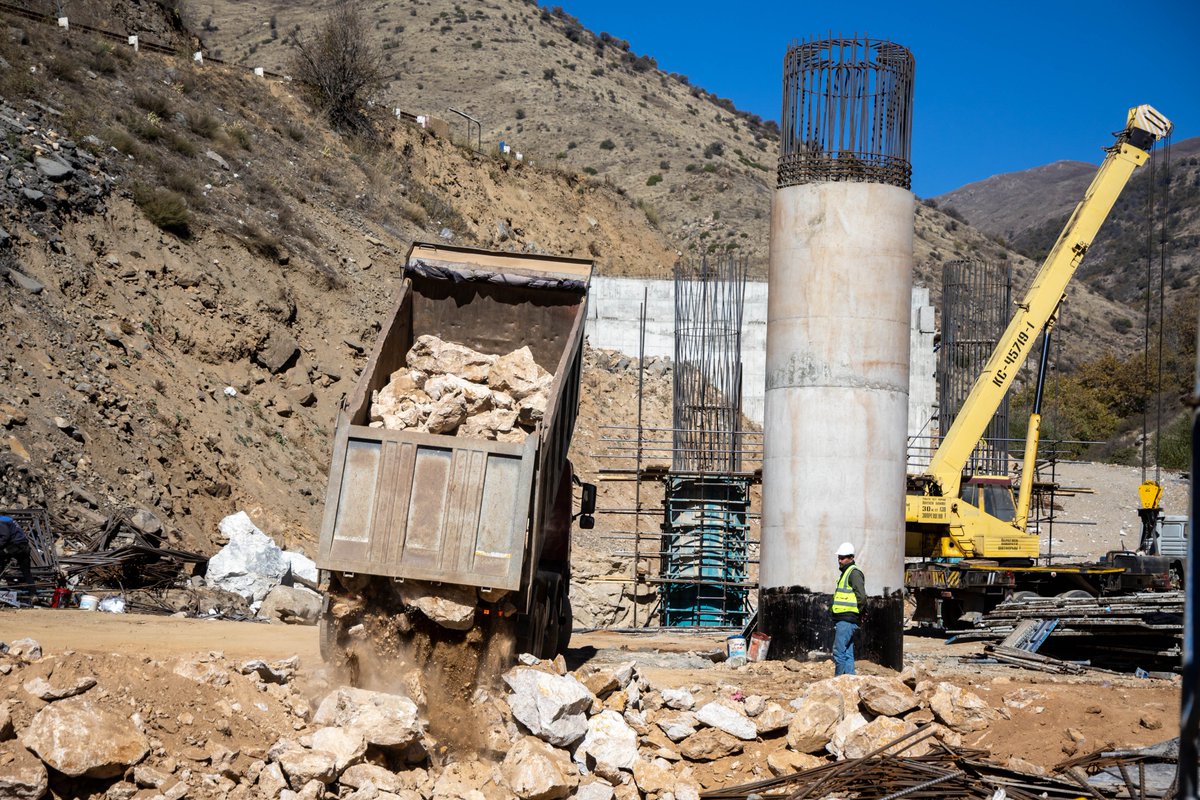 VaheTer's tweet image. [➡️#Reportage] 🛣️ Le "Projet d'investissement du corridor de la route Nord-Sud" vise à faire de l'#Arménie une voie du transport international de marchandises par🚚entre la Mer Noire et le Golfe Persique. Objectif :↘️ de 10 à 5 h, la⌚️ du trajet Agarak (#Iran )- Bavra (#Géorgie).