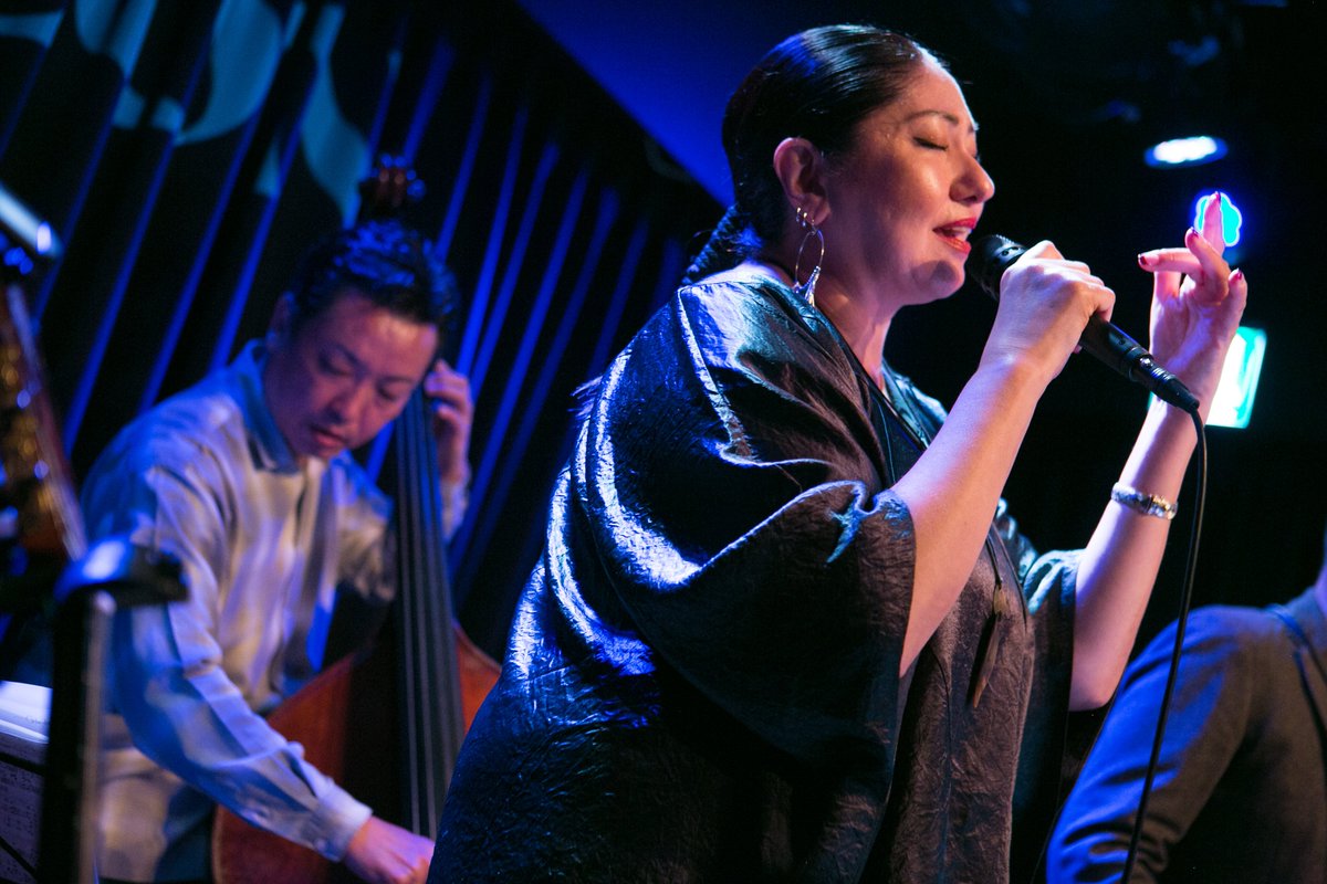 jazzcalabash's tweet photo. ◤Jazzcalabash 2025.11.23 Photo Gallery◢

ラストセッション at GALLON
ギラジルカ 高尾典江 溝口恵美子 平野翔子（以上vo）河村英樹（ts）田中洋一（tp）木畑晴哉（p）宮野友巴（b）中村雄二郎（ds） and more…

photo by kana, hashimoto

#jazzcalabash #ジャズカラバッシュ https://t.co/i0XYQ3ab03