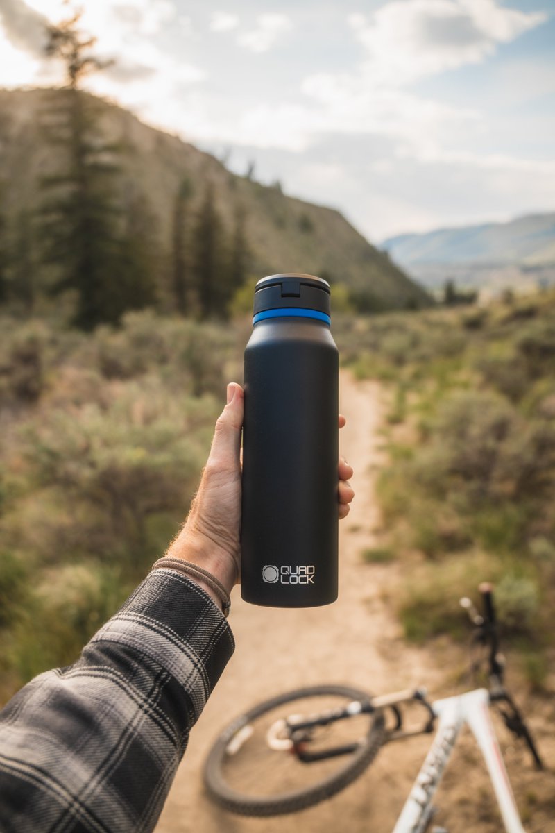 QuadLockCase's tweet image. Blue or papaya? 💙🧡
⁠
Our MAG Water Bottle Mount - pick from the Quad Lock or McLaren version. Smooth to sip, leak-proof, with a MAG finger loop that flips your phone from portrait to landscape for the perfect view.⁠

#waterbottle