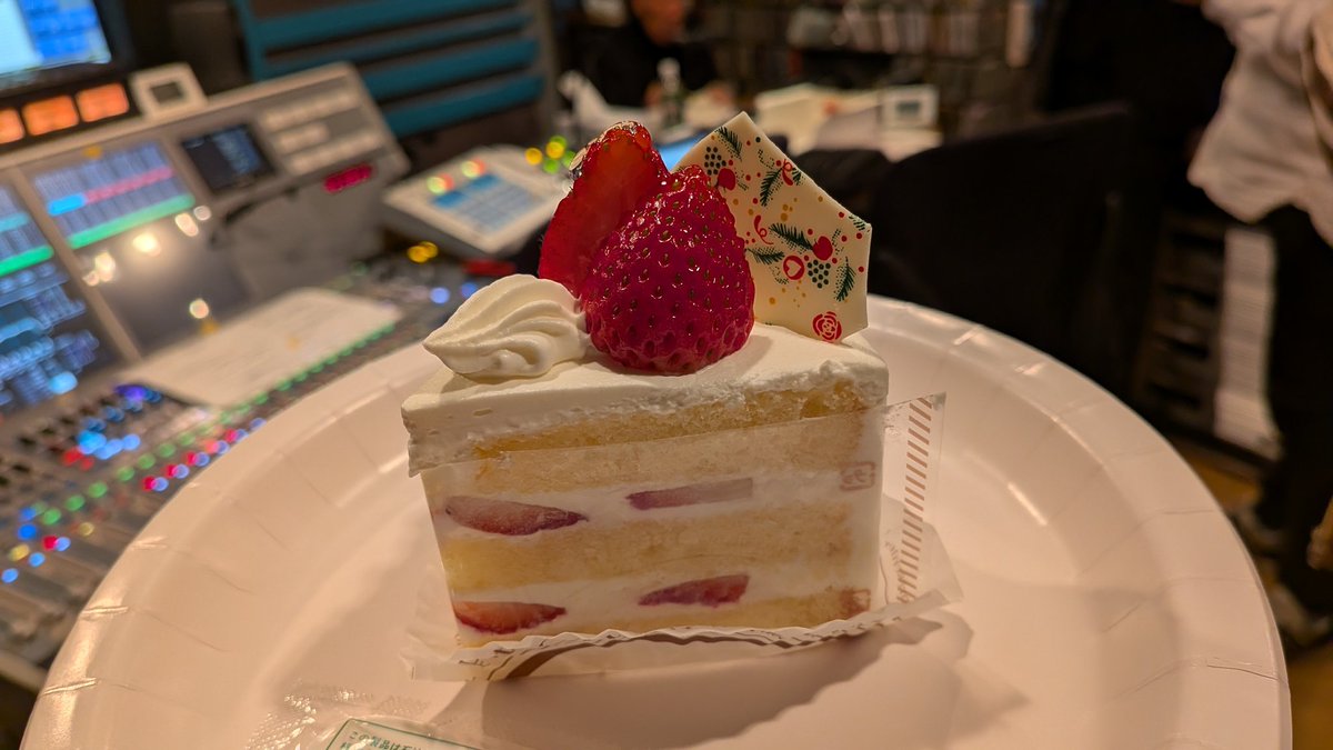 nayonao's tweet photo. カンカンクイズの掛け声とか拍手もしてましたよ　笑

今年は掛け声でも気づいてもらえるように前に前に出ていきます🫡

#ファンフラスタッフ弁当はなかったけどご褒美ケーキにありつけた♥

#funkyfriday #nack5 https://t.co/vCJ0GxefuF