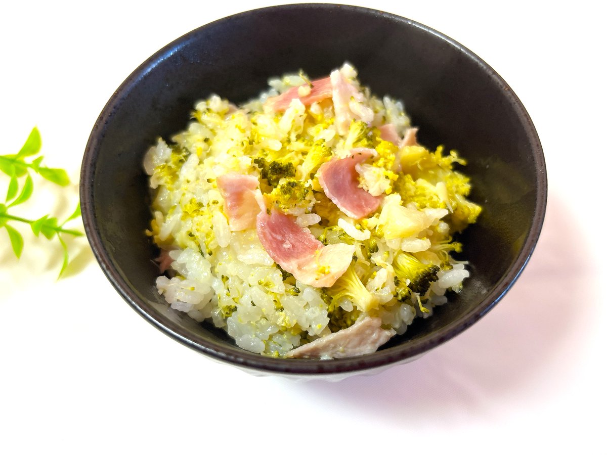 fukufoods's tweet photo. 炊飯器へ入れて炊くだけ☺️

📺サンドウィッチマン＆芦田愛菜の博士ちゃん
【ブロッコリー丸ごと炊き込みご飯】
作ってみた↓
https://t.co/tGBMLCbx1K

味つけは塩とバターでシンプル

ホロホロくずれて🥦甘さも感じられておいしかったです😋 https://t.co/RaslDxfP3z